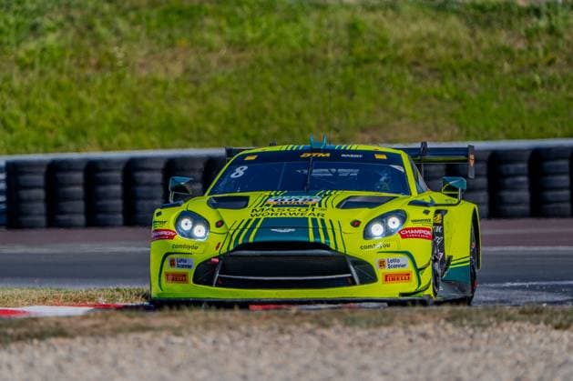 Der Aston Martin Vantage GT3 8 von Nicolas Baert (Comtoyou Racing) nimmt eine Kurve auf der Motorsport Arena Oschersleben. Das Fahrzeug trägt die neongelb-grüne Lackierung mit tealblauen Akzenten und den Sponsoren Mascot Workwear, Champion Lubricants, Lotto Scanner und Pirelli. Aston Martin Vantage GT3 8 von Nicolas Baert (Comtoyou Racing) in Oschersleben *** The Aston Martin Vantage GT3 No. 8 driven by Nicolas Baert of Comtoyou Racing takes a turn at the Motorsport Arena Oschersleben. The car features a neon yellow and green paint scheme with teal accents and is sponsored by Mascot Workwear, Champion Lubricants, Lotto Scanner, and Pirelli. Nicolas Baert’s Comtoyou Racing Aston Martin Vantage GT3 8 in Oschersleben Copyright: xMichaelxSchäferx
