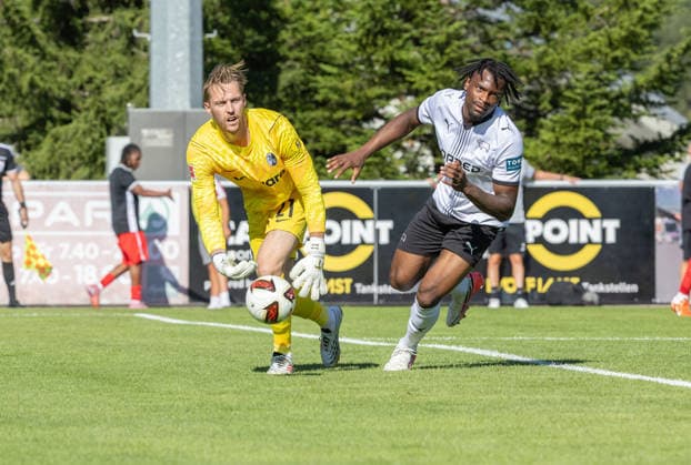 SOCCER - Freiburg vs Derby, test match IMST,AUSTRIA,24.JUL.26 - SOCCER - 1. DFL, 1. Deutsche Bundesliga, EFL Championship, SC Freiburg vs Derby County FC, test match. Image shows Florian Mueller (Freiburg) and Dajaune Brown (Derby County).  GEPAxpictures xMichaelxKristen