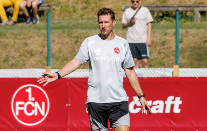 24.07.2026 - Fussball - 2. Fussball-Bundesliga - Saison 2026 2027 - 1. FC Nürnberg FCN Club - Trainingslager Sommer Sommertrainingslager Gais - Bruneck - Südtirol - Zink DaMa - xdaxmax - Miroslav Miro Klose ( Trainer 1. FC Nürnberg FCN ) zeigt an gestikuliert dirigiert gibt Anweisungen *** July 24, 2026 Soccer 2 Soccer Bundesliga 2026–2027 Season 1. FC Nürnberg (FCN) Club Summer Training Camp Summer Training Camp in Gais, Bruneck, South Tyrol Zink DaMa xdaxmax Miroslav Miro Klose, Coach of 1. FC Nürnberg FCN points, gestures, directs, gives instructions