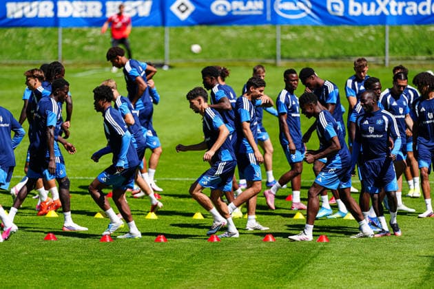 Spieler beim Aufwärmen AUT, Training Hamburger SV, Fussball, 1. Bundesliga, Saison 2026 2027, 24.07.2026 AUT, Training Hamburger SV, Fussball, 1. Bundesliga, Saison 2026 2027, 24.07.2026 Oberlängenfeld *** Players warming up in Austria, Hamburger SV practice, soccer, Bundesliga 1, 2026–2027 season, July 24, 2026, in Austria, Hamburger SV practice, soccer, Bundesliga 1, 2026–2027 season, July 24, 2026, Oberlängenfeld Copyright: xEibner-Pressefoto MarcelxvonxFehrnx EP_MFN