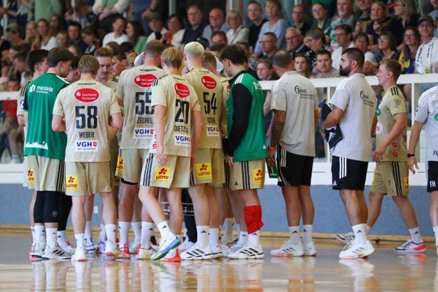 24.07.2026 ,xgox, Handball - Testspiel VfL Wittingen - TSV Hannover-Burgdorf emspor, v.l. Hannover im Mannschaftskreis Wittingen *** July 24, 2026, xgox, Handball Exhibition Match: VfL Wittingen vs. TSV Hannover Burgdorf, emspor, v l Hannover in the Wittingen team circle