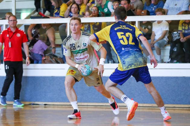 24.07.2026 ,xgox, Handball - Testspiel VfL Wittingen - TSV Hannover-Burgdorf emspor, v.l. Jonathan Edvardsson (Hannover, 26) am Ball, plays the ball Wittingen *** July 24, 2026, xgox, Handball Exhibition Match: VfL Wittingen vs. TSV Hannover Burgdorf, emspor, from left: Jonathan Edvardsson (Hannover), 26 on the ball, plays the ball (Wittingen)