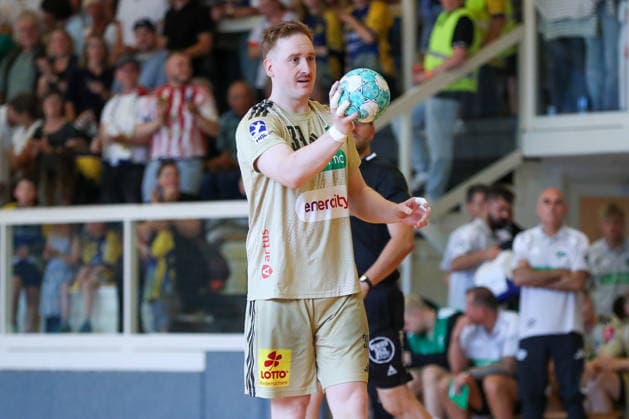 24.07.2026 ,xgox, Handball - Testspiel VfL Wittingen - TSV Hannover-Burgdorf emspor, v.l. Lukas Stutzke (Hannover, 39) am Ball, plays the ball Wittingen *** July 24, 2026, xgox, Handball Exhibition Match: VfL Wittingen vs. TSV Hannover Burgdorf, emspor, from left: Lukas Stutzke (Hannover), 39 with the ball, plays the ball (Wittingen)