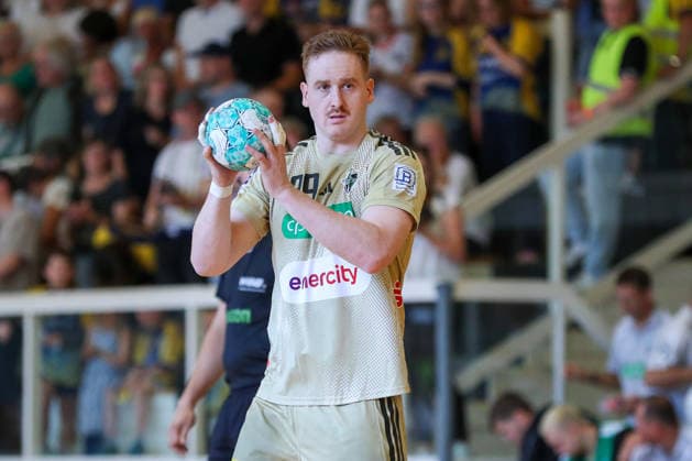 24.07.2026 ,xgox, Handball - Testspiel VfL Wittingen - TSV Hannover-Burgdorf emspor, v.l. Lukas Stutzke (Hannover, 39) am Ball, plays the ball Wittingen *** July 24, 2026, xgox, Handball Exhibition Match: VfL Wittingen vs. TSV Hannover Burgdorf, emspor, from left: Lukas Stutzke (Hannover), 39 with the ball, plays the ball (Wittingen)