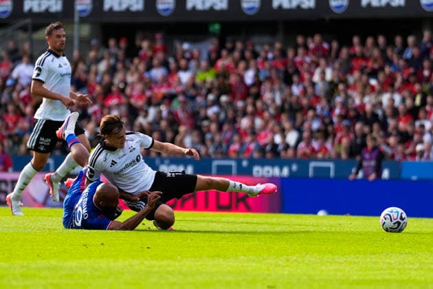 Rosenborg - Manchester United, ManU treningskamp 2026. Trondheim 20260724. Manchester Uniteds Bryan Mbeumo i duell med Rosenborgs Jonas Mortensen under treningskampen i fotball mellom Rosenborg og Manchester United pa Lerkendal stadion. Foto: Ole Martin Wold NTB Trondheim Norge EDITORIAL USE ONLY. RESTRICTED USE FOR BETTING COMPANIES Ref:_SPORBbUHeF9lGQ.jpg *** Rosenborg vs. Manchester United, friendly match 2026 Trondheim 20260724 Manchester United s Bryan Mbeumo in a duel with Rosenborg s Jonas Mortensen during the soccer friendly between Rosenborg and Manchester United at Lerkendal Stadium. Photo: Ole Martin Wold, NTB, Trondheim, Norway. EDITORIAL USE ONLY. RESTRICTED USE FOR BETTING COMPANIES  Copyright: xOlexMartinxWoldx xNTBx