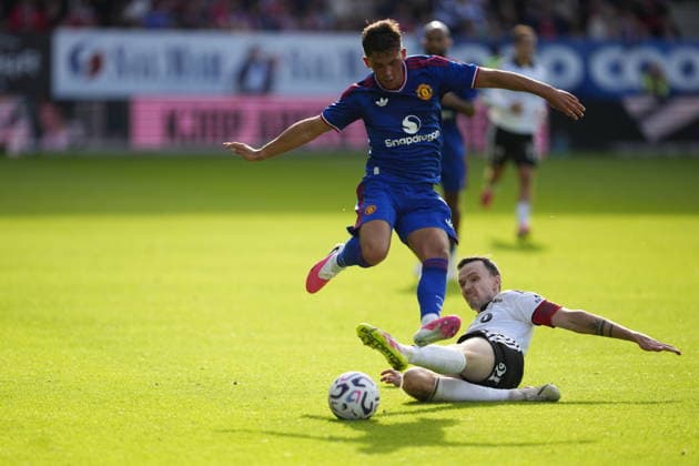 Rosenborg - Manchester United, ManU treningskamp 2026. Trondheim 20260724. Manchester Uniteds Shea Lacey i duell med Rosenborgs Ole Selnaes under treningskampen i fotball mellom Rosenborg og Manchester United pa Lerkendal stadion. Foto: Ole Martin Wold NTB Trondheim Norge EDITORIAL USE ONLY. RESTRICTED USE FOR BETTING COMPANIES Ref:_SPO2gmAIEFc7Uw.jpg *** Rosenborg vs. Manchester United, friendly match 2026 Trondheim 20260724 Manchester United s Shea Lacey in a duel with Rosenborg s Ole Selnaes during the soccer friendly between Rosenborg and Manchester United at Lerkendal Stadium. Photo: Ole Martin Wold, NTB, Trondheim, Norway. EDITORIAL USE ONLY RESTRICTED USE FOR BETTING COMPANIES  Copyright: xOlexMartinxWoldx xNTBx