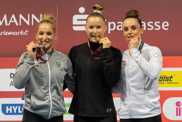 Deutsche Meisterschaften im Gerätturnen 2026, Mehrkampf Frauen Siegerehrung. Von links: Vizemeisterin Karina Schönmaier (TuS 1861 Chemnitz-Altendorf), Deutsche Meisterin Silja Stöhr (SG Heddesheim) und rechts die Drittplatzierte Pauline Schäfer-Betz (KTV Chemnitz). Deutsche Meisterschaften im Gerätturnen, Mehrkampf Frauen, am 24. Juli 2026 in der ZAG-Arena in Hannover., Hannover Niedersachsen Deutschland ZAG Arena *** 2026 German Artistic Gymnastics Championships, Women’s All-Around Medal Ceremony: From left, runner-up Karina Schönmaier of TuS 1861 Chemnitz Altendorf, German champion Silja Stöhr of SG Heddesheim, and on the right, third-place finisher Pauline Schäfer Betz of KTV Chemnitz. German Artistic Gymnastics Championships, Women’s All-Around, on July 24, 2026, at the ZAG Arena in Hanover, Hanover, Lower Saxony, Germany; ZAG Arena