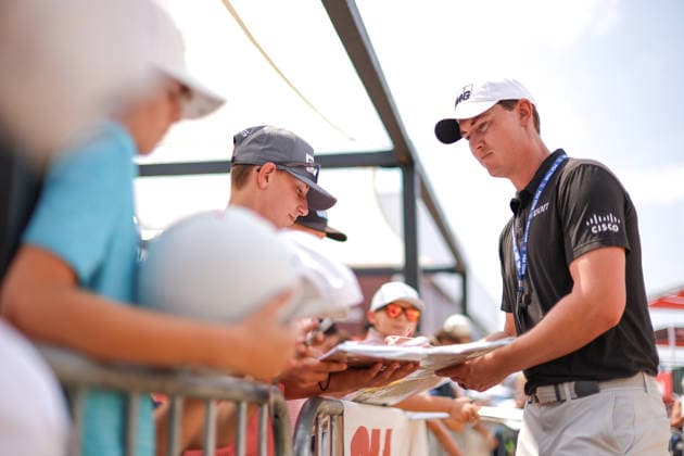 Maverick McNealy of the United States signs autographs during the second round of the 2026 3M Open at TPC Twin Cities on July 24, 2026 in Blaine, Minnesota. CSM Golf 2026: PGA, Golf Herren 3M Open: Round 2  - ZUMAc04_ 20260724_zma_c04_092 Copyright: xStevenxGarciax