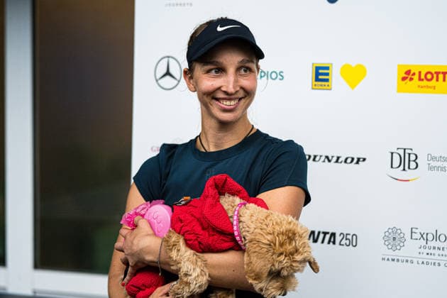 Tennis I Damen I Saison 2026 I MSC Hamburg Ladies Open WTA250 I 24.07.2026 Tamara Korpatsch (DEU) mit Hund Stella im Interview nach dem Match-Sieg gegen Anhelina Kalinina (UKR) *** Tennis I Women I 2026 Season I MSC Hamburg Ladies Open WTA250 I July 24, 2026: Interview with Tamara Korpatsch (GER) and her dog Stella after her victory over Anhelina Kalinina (UKR) Copyright: xLobeca Björn-OlexKehmx