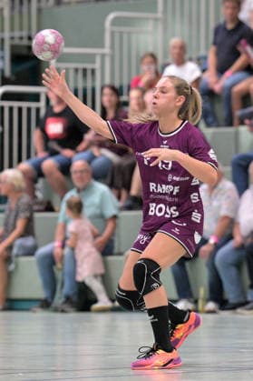 Johanna Farkas (TusSies Metzingen, 19) am mit Ball TusSies Metzingen vs. HSG Solingen-Graefrath, Handball, Vorbereitung, Testspiel, Saison 2026 2027 24.07.2026 TusSies Metzingen vs. HSG Solingen-Graefrath, Handball, Vorbereitung, Testspiel, Saison 2026 2027 24.07.2026 Oeschhalle *** Johanna Farkas, TusSies Metzingen, 19, with the ball in the TusSies Metzingen vs. HSG Solingen Graefrath game, Handball, preseason, exhibition game, 2026–2027 season, July 24, 2026, TusSies Metzingen vs. HSG Solingen Graefrath, Handball, Preseason, Friendly, 2026–2027 Season, July 24, 2026, Oeschhalle Copyright: xEibner-Pressefotox EP_TBR