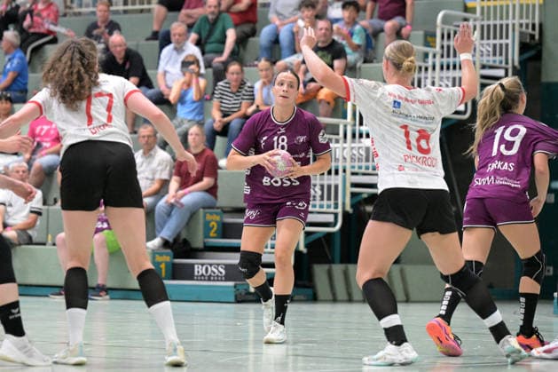 Santina Sabatnig (TusSies Metzingen, 18) am mit Ball TusSies Metzingen vs. HSG Solingen-Graefrath, Handball, Vorbereitung, Testspiel, Saison 2026 2027 24.07.2026 TusSies Metzingen vs. HSG Solingen-Graefrath, Handball, Vorbereitung, Testspiel, Saison 2026 2027 24.07.2026 Oeschhalle *** Santina Sabatnig, TusSies Metzingen, 18, with the ball in the TusSies Metzingen vs. HSG Solingen Graefrath game, Handball, Preseason, Friendly, 2026–2027 Season, July 24, 2026, TusSies Metzingen vs. HSG Solingen Graefrath, Handball, Preseason, Friendly, 2026–2027 Season, July 24, 2026, Oeschhalle Copyright: xEibner-Pressefotox EP_TBR