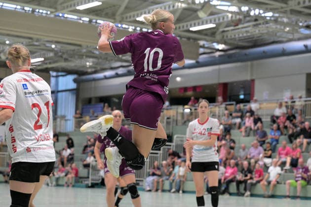 Maraike Kusian (TusSies Metzingen, 10) beim Wurf Tor TusSies Metzingen vs. HSG Solingen-Graefrath, Handball, Vorbereitung, Testspiel, Saison 2026 2027 24.07.2026 TusSies Metzingen vs. HSG Solingen-Graefrath, Handball, Vorbereitung, Testspiel, Saison 2026 2027 24.07.2026 Oeschhalle *** Maraike Kusian, TusSies Metzingen, scored on a shot in the TusSies Metzingen vs. HSG Solingen Graefrath game, Handball, preseason, exhibition game, 2026–2027 season, July 24, 2026, TusSies Metzingen vs. HSG Solingen Graefrath, Handball, preseason, exhibition game, 2026–2027 season, July 24, 2026, Oeschhalle Copyright: xEibner-Pressefotox EP_TBR