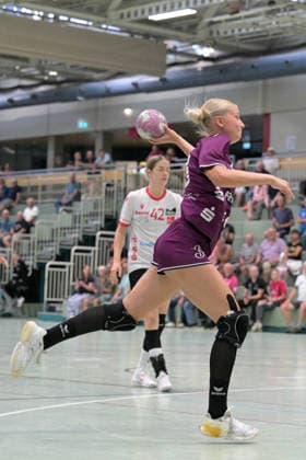 Maraike Kusian (TusSies Metzingen, 10) beim Wurf Tor TusSies Metzingen vs. HSG Solingen-Graefrath, Handball, Vorbereitung, Testspiel, Saison 2026 2027 24.07.2026 TusSies Metzingen vs. HSG Solingen-Graefrath, Handball, Vorbereitung, Testspiel, Saison 2026 2027 24.07.2026 Oeschhalle *** Maraike Kusian, TusSies Metzingen, scored on a shot in the TusSies Metzingen vs. HSG Solingen Graefrath game, Handball, preseason, exhibition game, 2026–2027 season, July 24, 2026, TusSies Metzingen vs. HSG Solingen Graefrath, Handball, preseason, exhibition game, 2026–2027 season, July 24, 2026, Oeschhalle Copyright: xEibner-Pressefotox EP_TBR