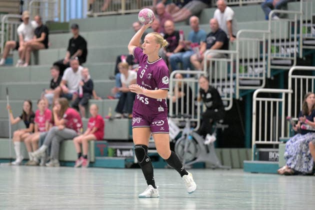 Lotta Roepcke (TusSies Metzingen, 09) am mit Ball TusSies Metzingen vs. HSG Solingen-Graefrath, Handball, Vorbereitung, Testspiel, Saison 2026 2027 24.07.2026 TusSies Metzingen vs. HSG Solingen-Graefrath, Handball, Vorbereitung, Testspiel, Saison 2026 2027 24.07.2026 Oeschhalle *** Lotta Roepcke, TusSies Metzingen, 9 a.m., with the ball: TusSies Metzingen vs. HSG Solingen Graefrath, Handball, Preseason, Friendly Match, 2026–2027 Season, July 24, 2026, TusSies Metzingen vs. HSG Solingen Graefrath, Handball, Preseason, Friendly, 2026–2027 Season, July 24, 2026, Oeschhalle Copyright: xEibner-Pressefotox EP_TBR