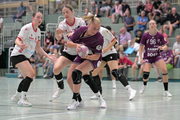 Svenja Demmel (TusSies Metzingen, 21) am mit Ball gegen Deborah Spatz (HSV Solingen-Graefrath, 42) TusSies Metzingen vs. HSG Solingen-Graefrath, Handball, Vorbereitung, Testspiel, Saison 2026 2027 24.07.2026 TusSies Metzingen vs. HSG Solingen-Graefrath, Handball, Vorbereitung, Testspiel, Saison 2026 2027 24.07.2026 Oeschhalle *** Svenja Demmel of TusSies Metzingen, 21, with the ball against Deborah Spatz of HSV Solingen Graefrath, 42 TusSies Metzingen vs. HSG Solingen Graefrath, Handball, Preseason, Friendly, 2026–2027 Season, July 24, 2026, TusSies Metzingen vs. HSG Solingen Graefrath, Handball, preseason, exhibition game, 2026–2027 season, July 24, 2026, Oeschhalle Copyright: xEibner-Pressefotox EP_TBR