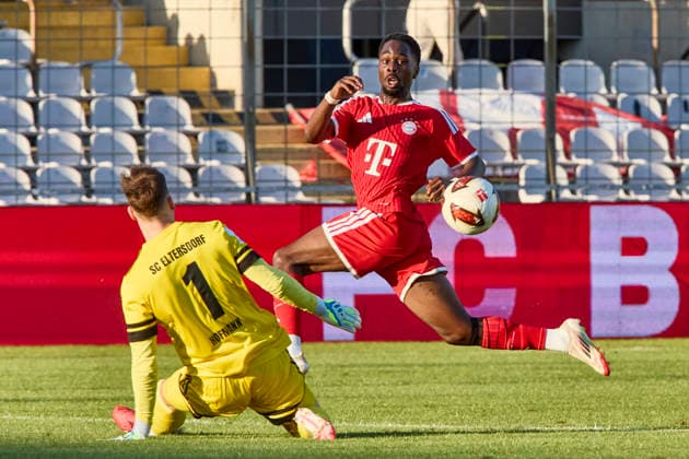 Regionalliga Bayern, FC Bayern München II vs SC Eltersdorf, München FC Bayern, München FC Bayern II (Amateure), Eltersdorf SC, 2026-07-24 in München (Stadion an der Grünwalder Straße) SCOTT Michael Gatlin Owusu (FC Bayern München II Linksaußen Nr7-FCBII7), HOFMANN Axel (SC Eltersdorf Torwart Nr1-SCE1) sportworld München Stadion an der Grünwalder Stra Bayern Deutschland *** Bavarian Regional League, FC Bayern Munich II vs. SC Eltersdorf, Munich FC Bayern, Munich FC Bayern II Amateurs, Eltersdorf SC, July 24, 2026, at the Grünwalder Straße Stadium in Munich SCOTT Michael Gatlin Owusu FC Bayern Munich II Left Winger No. 7 FCBII7, HOFMANN Axel, SC Eltersdorf, Goalkeeper No. 1, SCE1, sportworld, Munich, Grünwalder Straße Stadium, Bavaria, Germany