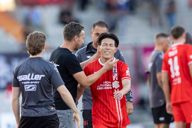 Regionalliga Nordost: FC Rot-Weiß Erfurt vs. BFC Dynamo; Erfurt; 24.07.2026 Fabian Gerber (Trainer; FC Rot-Weiß Erfurt) (links) und Hinata Gonda ( 34; FC Rot-Weiß Erfurt) (rechts) Regionalliga Nordost: FC Rot-Weiß Erfurt vs. BFC Dynamo; Steigerwaldstadion Erfurt; 24.07.2026 *** Regionalliga Nordost: FC Rot Weiß Erfurt vs. BFC Dynamo Erfurt, July 24, 2026. Fabian Gerber, coach of FC Rot Weiß Erfurt (left), and Hinata Gonda (34), FC Rot Weiß Erfurt (right). Regionalliga Nordost: FC Rot Weiß Erfurt vs. BFC Dynamo, Steigerwaldstadion, Erfurt 2July 4, 2026 Copyright: xBEAUTIFULxSPORTS Duehringx