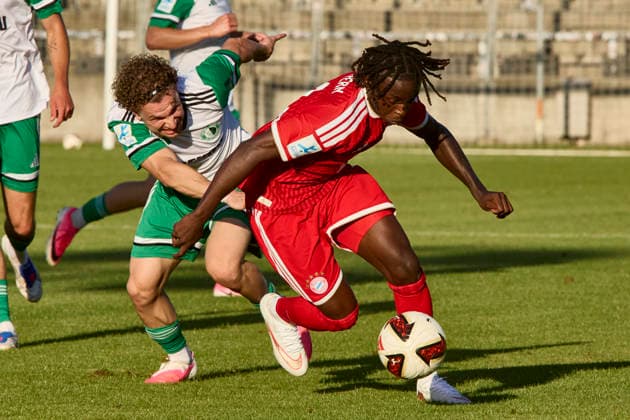 Regionalliga Bayern, FC Bayern München II vs SC Eltersdorf, München FC Bayern, München FC Bayern II (Amateure), Eltersdorf SC, 2026-07-24 in München (Stadion an der Grünwalder Straße) FLOROS Valantis (SC Eltersdorf Nr2-SCE2), HENTCHO NSEKE Aristide (FC Bayern München II Nr11-FCBII11) sportworld München Stadion an der Grünwalder Stra Bayern Deutschland *** Bavarian Regional League, FC Bayern Munich II vs. SC Eltersdorf, Munich FC Bayern, Munich FC Bayern II Amateurs, Eltersdorf SC, July 24, 2026, at the Munich Stadium on Grünwalder Straße: FLOROS Valantis (SC Eltersdorf No. 2, SCE2), HENTCHO NSEKE Aristide (FC Bayern Munich II No. 11, FCBII11), Sportworld, Munich Stadium on Grünwalder Straße, Bavaria, Germany