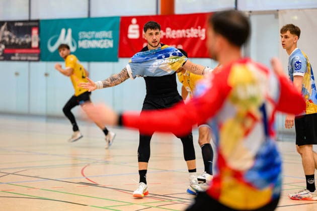 Justin Kurch (ThSV Eisenach, 52) bekommt das Trikot uebergezogen. GER, ThSV Eisenach gegen HSC 2000 Coburg, 1. Opel Handballbundesliga, Handball, Testspiel, Saison 2026 2027, 24.07.2026 GER, ThSV Eisenach gegen HSC 2000 Coburg, 1. Opel Handballbundesliga, Handball, Testspiel, Saison 2026 2027, 24.07.2026 Meiningen *** Justin Kurch, ThSV Eisenach, age 52, is presented with his jersey. GER, ThSV Eisenach vs. HSC 2000 Coburg, 1st Opel Handball Bundesliga, Handball, Exhibition Match, 2026–2027 Season, July 24, 2026 GER, ThSV Eisenach vs. HSC 2000 Coburg, 1st Opel Handball Bundesliga, Handball, Friendly Match, 2026–2027 Season, July 24, 2026 Meiningen Copyright: xMartinxHerbstx