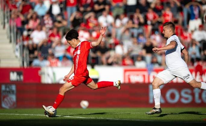 FUSSBALL REGIONALLIGA NORDOST - SAISON 2026-2027 - 1. SPIELTAG FC ROT WEISS ERFURT - BFC DYNAMO ** NUR FÜR REDAKTIONELLE ZWECKE ** EDITORIAL USE ONLY **<p>24 07 2026-Erfurt: Fussball Regionalliga Nordost 1. Spieltag Saison 2026-2027 Steigerwaldstadion FC Rot Weiss Erfurt - BFC Dynamo im Foto: Hinata Gonda 34 (FC Rot-Weiß Erfurt) erzielt in dieser Szene den Treffer zum 1:0 für Erfurt ( Deutschland Thueringen Erfurt Copyright: SaschaxFromm *** SOCCER REGIONAL LEAGUE NORTHEAST 2026–2027 SEASON, MATCHDAY 1: FC ROT WEISS ERFURT vs. BFC DYNAMO ** FOR EDITORIAL PURPOSES ONLY ** EDITORIAL USE ONLY ** July 24, 2026 Erfurt Soccer Regional League Northeast Matchday 1, 2026–2027 Season Steigerwaldstadion FC Rot Weiss Erfurt vs. BFC Dynamo (Photo by Hinata Gonda) 34 FC Rot Weiss Erfurt scores the goal to make it 1 0 for Erfurt, Germany, Thuringia, Erfurt. Copyright SaschaxFromm Copyright: SaschaxFromm doc86uxvuej7xy584t1mda ,EDITORIAL USE ONLY