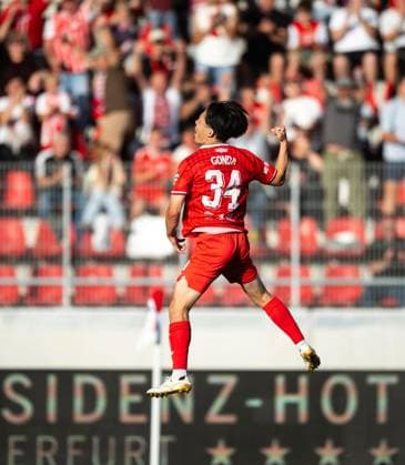 FUSSBALL REGIONALLIGA NORDOST - SAISON 2026-2027 - 1. SPIELTAG FC ROT WEISS ERFURT - BFC DYNAMO ** NUR FÜR REDAKTIONELLE ZWECKE ** EDITORIAL USE ONLY **<p>24 07 2026-Erfurt: Fussball Regionalliga Nordost 1. Spieltag Saison 2026-2027 Steigerwaldstadion FC Rot Weiss Erfurt - BFC Dynamo im Foto: Hinata Gonda 34 (FC Rot-Weiß Erfurt) jubelt nach dem Treffer zum 1:0 für Erfurt ( Deutschland Thueringen Erfurt Copyright: SaschaxFromm *** SOCCER REGIONAL LEAGUE NORTHEAST 2026–2027 SEASON, MATCHDAY 1: FC ROT WEISS ERFURT vs. BFC DYNAMO ** FOR EDITORIAL PURPOSES ONLY ** EDITORIAL USE ONLY ** July 24, 2026 Erfurt Soccer Regional League Northeast Matchday 1, 2026–2027 Season Steigerwaldstadion FC Rot-Weiss Erfurt vs. BFC Dynamo; photo by Hinata Gonda 34 FC Rot-Weiss Erfurt celebrates after scoring the 1 0 for Erfurt, Germany, Thuringia, Erfurt. Copyright SaschaxFromm Copyright: SaschaxFromm doc86uxvui7w0g15yrn9f7i ,EDITORIAL USE ONLY