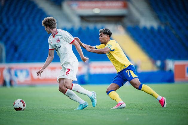 Testspiel: Eintracht Braunschweig vs. FC Southampton, 24.07.2026 Zweikampf zwischen Yann Sturm (Eintracht Braunschweig, 7) und Mads Roerslev (Southampton FC, 2); Fußball, Testspiel: Eintracht Braunschweig vs. FC Southampton am 24.07.2026 im Eintracht-Stadion, Braunschweig DFL REGULATIONS PROHIBIT ANY USE OF PHOTOGRAPHS AS IMAGE SEQUENCES AND OR QUASI-VIDEO. *** Friendly Match: Eintracht Braunschweig vs. FC Southampton, July 24, 2026. A tackle between Yann Sturm of Eintracht Braunschweig (No. 7) and Mads Roerslev of Southampton FC, 2 Soccer, Friendly Match: Eintracht Braunschweig vs. FC Southampton on July 24, 2026, at Eintracht Stadium, Braunschweig. DFL regulations prohibit any use of photographs as image sequences and or quasi-video. Copyright: xBEAUTIFULxSPORTS Tonhäuserx