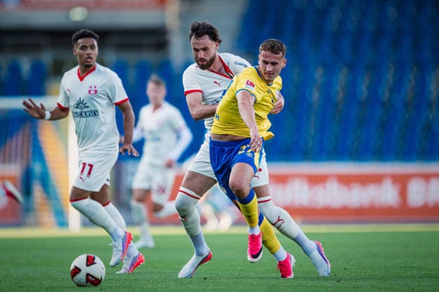 Testspiel: Eintracht Braunschweig vs. FC Southampton, 24.07.2026 Zweikampf zwischen Jan Urbich (Eintracht Braunschweig, 27) und Ben Brereton Diaz (Southampton FC, 22); Fußball, Testspiel: Eintracht Braunschweig vs. FC Southampton am 24.07.2026 im Eintracht-Stadion, Braunschweig DFL REGULATIONS PROHIBIT ANY USE OF PHOTOGRAPHS AS IMAGE SEQUENCES AND OR QUASI-VIDEO. *** Friendly Match: Eintracht Braunschweig vs. FC Southampton, July 24, 2026. A tackle between Jan Urbich (Eintracht Braunschweig, 27) and Ben Brereton Diaz (Southampton FC), 22 Soccer, Friendly Match: Eintracht Braunschweig vs. FC Southampton on July 24, 2026, at Eintracht Stadium, Braunschweig. DFL regulations prohibit any use of photographs as image sequences and or quasi-video. Copyright: xBEAUTIFULxSPORTS Tonhäuserx