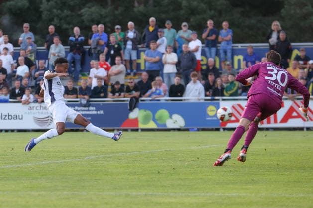 24.07.2026, xtgx, Fussball Regionalliga Nordost, FSV 63 Luckenwalde - 1. FC Lokomotive Leipzig, v.l. Ayodele Adetula (Lok Leipzig, 11) schiesst Tor, Torschuetze, erzielt Tor, Treffer, scores the goal 1:3 (DFL DFB REGULATIONS PROHIBIT ANY USE OF PHOTOGRAPHS as IMAGE SEQUENCES and or QUASI-VIDEO) Luckenwalde *** July 24, 2026, xtgx, Northeast Regional League, FSV 63 Luckenwalde 1 FC Lokomotive Leipzig, from left: Ayodele Adetula (Lok Leipzig), No. 11 scores a goal, Goal scorer, scores a goal, goal, scores the goal 1 3 DFL DFB REGULATIONS PROHIBIT ANY USE OF PHOTOGRAPHS as IMAGE SEQUENCES and or QUASI-VIDEO Luckenwalde