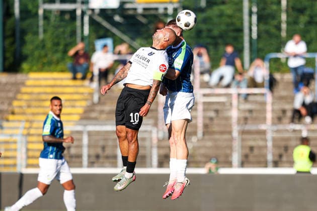 2026.07.24, xkwix, Fußball, Krombacher Westfalenpokal, FC Gütersloh - SC Wiedenbrück, NRG24 Stadion im Heidewald, 1.Runde, Saison 2026 2027: Saban Kaptan (SC Wiedenbrück 10) im Zweikampf gegen Justin Lukas (FC Gütersloh 22) in der Luft DFB regulations prohibit any use of photographs as image sequences and or quasi-video. Photo: xKamilxWilkowskixPressefotoKochx Nordrhein-Westfalen Deutschland *** July 24, 2026, xkwix, Soccer, Krombacher Westfalen Cup, FC Gütersloh vs. SC Wiedenbrück, NRG24 Stadium in Heidewald, 1st Round, 2026–2027 Season: Saban Kaptan of SC Wiedenbrück (No. 10) in a tackle against Justin Lukas of FC Gütersloh (No. 22) in mid-air. DFB regulations prohibit any use of photographs as image sequences and or quasi-video. Photo: xKamilxWilkowskixPressefotoKochx North Rhine-Westphalia Westphalia, Germany