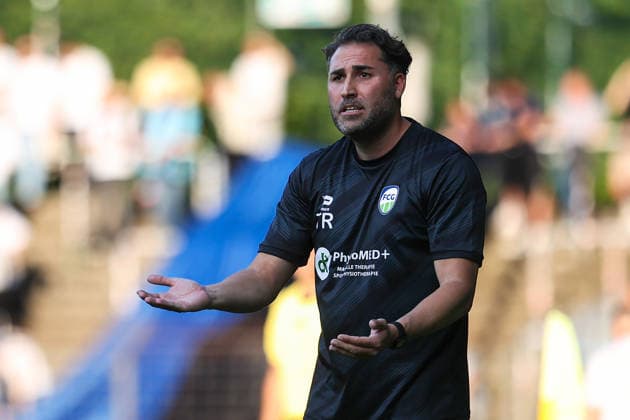 2026.07.24, xkwix, Fußball, Krombacher Westfalenpokal, FC Gütersloh - SC Wiedenbrück, NRG24 Stadion im Heidewald, 1.Runde, Saison 2026 2027: Julian Hesse (Trainer FC Gütersloh) gestikulierend am Spielfeldrand DFB regulations prohibit any use of photographs as image sequences and or quasi-video. Photo: xKamilxWilkowskixPressefotoKochx Nordrhein-Westfalen Deutschland *** July 24, 2026, xkwix, Soccer, Krombacher Westfalen Cup, FC Gütersloh vs. SC Wiedenbrück, NRG24 Stadium in Heidewald, Round 1, 2026–2027 season: Julian Hesse, coach of FC Gütersloh, gesturing on the sidelines. DFB regulations prohibit any use of photographs as image sequences and or quasi-video. Photo: xKamilxWilkowskixPressefotoKochx, North Rhine-Westphalia, Germany