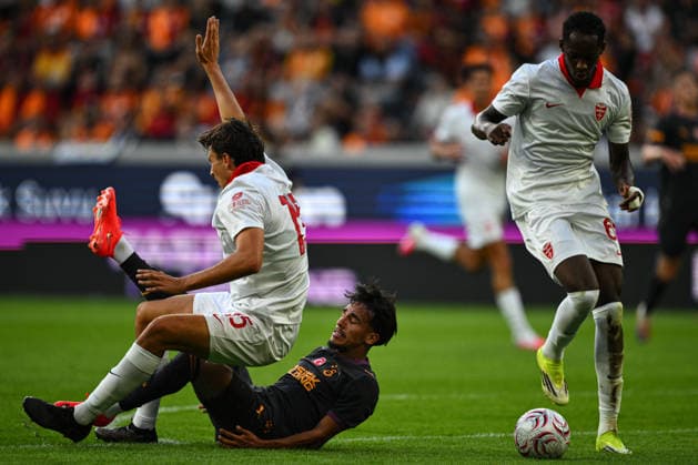 Galatasaray v Monza - Friendly LINZ, AUSTRIA - JULY 24: Galatasaray s Armando Guner (C) suffers an injury during a preseason friendly against Italy s Monza at Raiffeisen Arena in Linz, Austria, on July 24, 2026. Akin Celiktas Anadolu Linz Austria. Editorial use only. Please get in touch for any other usage.  Copyright: x2026xAnadoluxAkinxCeliktasx
