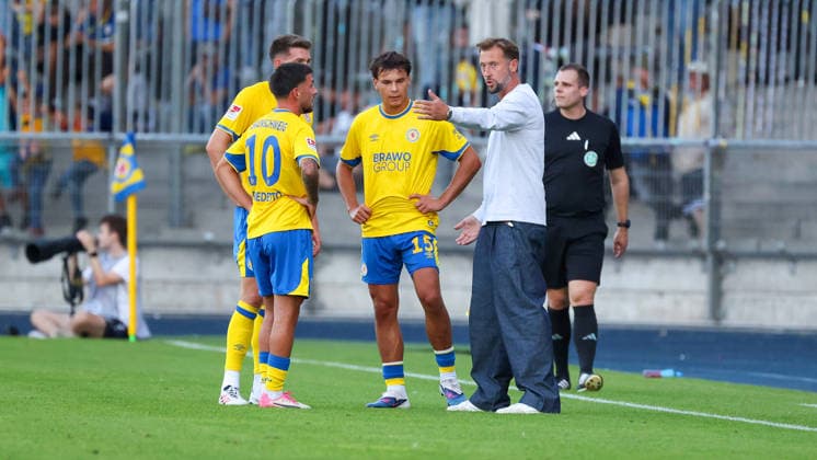 Eintracht vs. FC Southampton, Testspiel Braunschweig, 24.07.2026, Fußball, Herren, Saison 2026 2027, Eintracht Braunschweig vs. FC Southampton, Testspiel: Samuele di Benedetto (Eintracht Braunschweig), Florian Flick (Eintracht Braunschweig) , Max Marie (Eintracht Braunschweig), Cheftrainer Lars Kornetka (Eintracht Braunschweig) Stadion an der Hamburger Straße Niedersachsen Deutschland *** Eintracht vs. FC Southampton, Friendly Match in Braunschweig, July 24, 2026, Soccer, Men s, 2026–2027 Season, Eintracht Braunschweig vs. FC Southampton, Friendly Match: Samuele di Benedetto (Eintracht Braunschweig), Florian Flick (Eintracht Braunschweig), Max Marie (Eintracht Braunschweig), Head Coach Lars Kornetka (Eintracht Braunschweig), Stadion an der Hamburger Straße, Lower Saxony, Germany