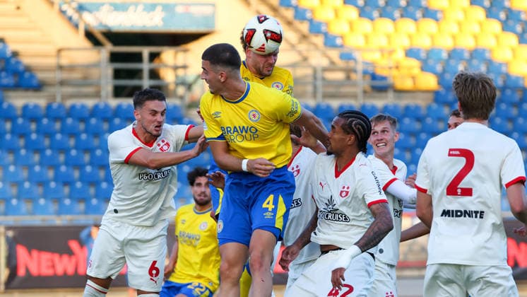 Eintracht vs. FC Southampton, Testspiel Braunschweig, 24.07.2026, Fußball, Herren, Saison 2026 2027, Eintracht Braunschweig vs. FC Southampton, Testspiel: Andi Hoti (Eintracht Braunschweig), Kevin Ehlers (Eintracht Braunschweig) Stadion an der Hamburger Straße Niedersachsen Deutschland *** Eintracht vs. FC Southampton, Friendly Match in Braunschweig, July 24, 2026, Soccer, Men s, 2026–2027 Season, Eintracht Braunschweig vs. FC Southampton, Friendly Match: Andi Hoti (Eintracht Braunschweig), Kevin Ehlers (Eintracht Braunschweig), Stadion an der Hamburger Straße, Lower Saxony, Germany