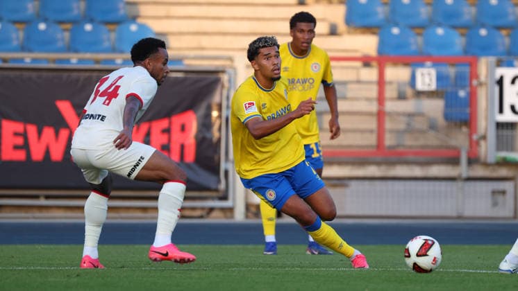 Eintracht vs. FC Southampton, Testspiel Braunschweig, 24.07.2026, Fußball, Herren, Saison 2026 2027, Eintracht Braunschweig vs. FC Southampton, Testspiel: Welington (Southampton), Yann Sturm (Eintracht Braunschweig) Stadion an der Hamburger Straße Niedersachsen Deutschland *** Eintracht vs. FC Southampton, Friendly Match in Braunschweig, July 24, 2026, Soccer, Men s, 2026–2027 Season, Eintracht Braunschweig vs. FC Southampton, Friendly Match in Wellington, Southampton; Yann Sturm, Eintracht Braunschweig, Stadion an der Hamburger Straße, Lower Saxony, Germany