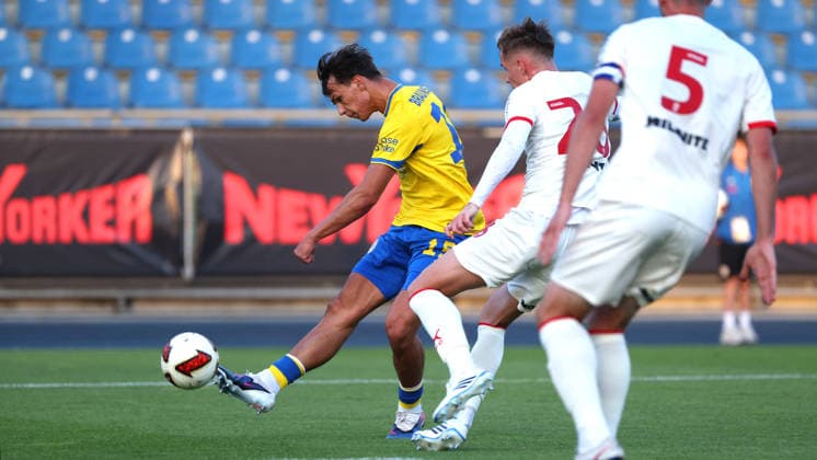 Eintracht vs. FC Southampton, Testspiel Braunschweig, 24.07.2026, Fußball, Herren, Saison 2026 2027, Eintracht Braunschweig vs. FC Southampton, Testspiel: Max Marie (Eintracht Braunschweig), Jack Stephens (Southampton) Stadion an der Hamburger Straße Niedersachsen Deutschland *** Eintracht vs. FC Southampton, Friendly Match in Braunschweig, July 24, 2026, Soccer, Men s, 2026–2027 Season, Eintracht Braunschweig vs. FC Southampton, Friendly Match at Max Marie Eintracht Braunschweig Stadium, Jack Stephens Southampton Stadium on Hamburger Straße, Lower Saxony, Germany