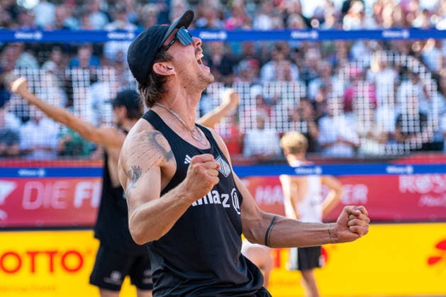 Eintracht Spontent (schwarz) gegen Hauptstadt Beacher (weiß) - Halbfinale Männer - Beach volleyball, Beachvolleyball - Die Finals 2026 (24.07.2026, Opernplatz (Hannover, GER), *** Eintracht Spontent (black) vs. Hauptstadt Beacher (white) Men s Beach Volleyball Semifinal, The Finals 2026, July 24, 2026, Opernplatz, Hanover, GER, Copyright: xJanxGuentherx