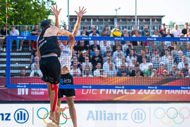 Eintracht Spontent (schwarz) gegen Hauptstadt Beacher (weiß) - Halbfinale Männer - Beach volleyball, Beachvolleyball - Die Finals 2026 (24.07.2026, Opernplatz (Hannover, GER), *** Eintracht Spontent (black) vs. Hauptstadt Beacher (white) Men s Beach Volleyball Semifinal, The Finals 2026, July 24, 2026, Opernplatz, Hanover, GER, Copyright: xJanxGuentherx