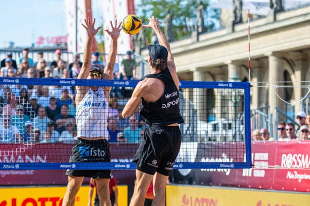Eintracht Spontent (schwarz) gegen Hauptstadt Beacher (weiß) - Halbfinale Männer - Beach volleyball, Beachvolleyball - Die Finals 2026 (24.07.2026, Opernplatz (Hannover, GER), *** Eintracht Spontent (black) vs. Hauptstadt Beacher (white) Men s Beach Volleyball Semifinal, The Finals 2026, July 24, 2026, Opernplatz, Hanover, GER, Copyright: xJanxGuentherx