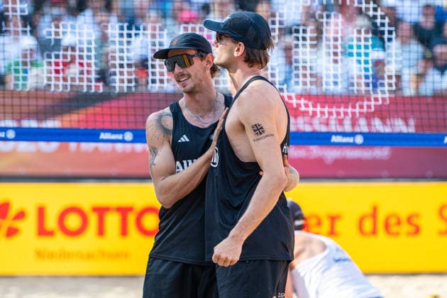 Eintracht Spontent (schwarz) gegen Hauptstadt Beacher (weiß) - Halbfinale Männer - Beach volleyball, Beachvolleyball - Die Finals 2026 (24.07.2026, Opernplatz (Hannover, GER), *** Eintracht Spontent (black) vs. Hauptstadt Beacher (white) Men s Beach Volleyball Semifinal, The Finals 2026, July 24, 2026, Opernplatz, Hanover, GER, Copyright: xJanxGuentherx