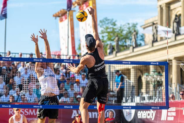 Eintracht Spontent (schwarz) gegen Hauptstadt Beacher (weiß) - Halbfinale Männer - Beach volleyball, Beachvolleyball - Die Finals 2026 (24.07.2026, Opernplatz (Hannover, GER), *** Eintracht Spontent (black) vs. Hauptstadt Beacher (white) Men s Beach Volleyball Semifinal, The Finals 2026, July 24, 2026, Opernplatz, Hanover, GER, Copyright: xJanxGuentherx