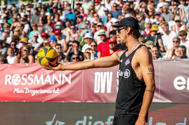 Eintracht Spontent (schwarz) gegen Hauptstadt Beacher (weiß) - Halbfinale Männer - Beach volleyball, Beachvolleyball - Die Finals 2026 (24.07.2026, Opernplatz (Hannover, GER), *** Eintracht Spontent (black) vs. Hauptstadt Beacher (white) Men s Beach Volleyball Semifinal, The Finals 2026, July 24, 2026, Opernplatz, Hanover, GER, Copyright: xJanxGuentherx