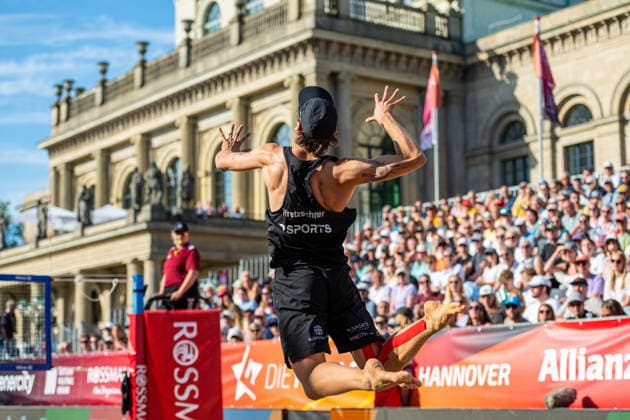 Eintracht Spontent (schwarz) gegen Hauptstadt Beacher (weiß) - Halbfinale Männer - Beach volleyball, Beachvolleyball - Die Finals 2026 (24.07.2026, Opernplatz (Hannover, GER), *** Eintracht Spontent (black) vs. Hauptstadt Beacher (white) Men s Beach Volleyball Semifinal, The Finals 2026, July 24, 2026, Opernplatz, Hanover, GER, Copyright: xJanxGuentherx