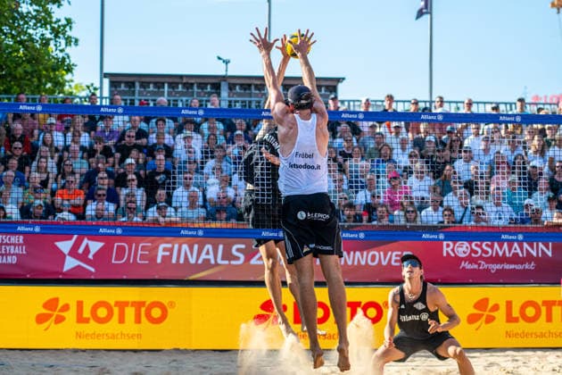 Eintracht Spontent (schwarz) gegen Hauptstadt Beacher (weiß) - Halbfinale Männer - Beach volleyball, Beachvolleyball - Die Finals 2026 (24.07.2026, Opernplatz (Hannover, GER), *** Eintracht Spontent (black) vs. Hauptstadt Beacher (white) Men s Beach Volleyball Semifinal, The Finals 2026, July 24, 2026, Opernplatz, Hanover, GER, Copyright: xJanxGuentherx