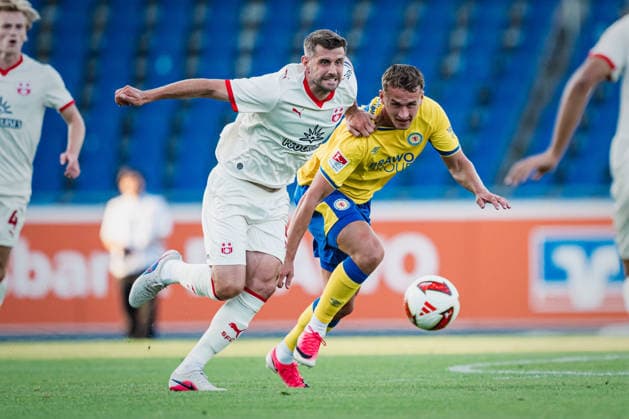Testspiel: Eintracht Braunschweig vs. FC Southampton, 24.07.2026 Jack Stephens (Southampton FC, 5) gegen Jan Urbich (Eintracht Braunschweig, 27) Zweikampf; Fußball, Testspiel: Eintracht Braunschweig vs. FC Southampton am 24.07.2026 im Eintracht-Stadion, Braunschweig DFL REGULATIONS PROHIBIT ANY USE OF PHOTOGRAPHS AS IMAGE SEQUENCES AND OR QUASI-VIDEO. *** Friendly Match: Eintracht Braunschweig vs. FC Southampton, July 24, 2026—Jack Stephens (Southampton FC) vs. Jan Urbich (Eintracht Braunschweig), 27, soccer tackle, friendly match Eintracht Braunschweig vs. FC Southampton on July 24, 2026, at Eintracht Stadium, Braunschweig. DFL regulations prohibit any use of photographs as image sequences and or quasi-video. Copyright: xBEAUTIFULxSPORTS Tonhäuserx
