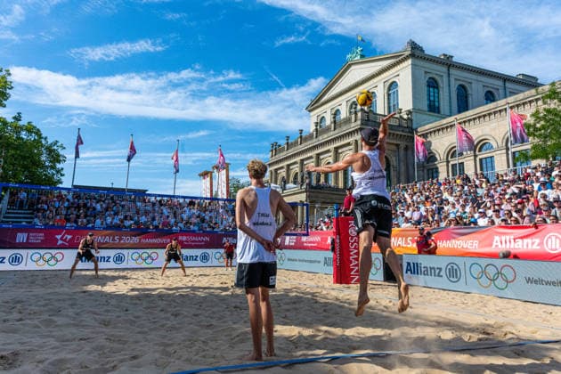 Eintracht Spontent (schwarz) gegen Hauptstadt Beacher (weiß) - Halbfinale Männer - Beach volleyball, Beachvolleyball - Die Finals 2026 (24.07.2026, Opernplatz (Hannover, GER), *** Eintracht Spontent (black) vs. Hauptstadt Beacher (white) Men s Beach Volleyball Semifinal, The Finals 2026, July 24, 2026, Opernplatz, Hanover, GER, Copyright: xJanxGuentherx