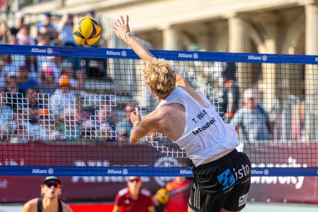 Eintracht Spontent (schwarz) gegen Hauptstadt Beacher (weiß) - Halbfinale Männer - Beach volleyball, Beachvolleyball - Die Finals 2026 (24.07.2026, Opernplatz (Hannover, GER), *** Eintracht Spontent (black) vs. Hauptstadt Beacher (white) Men s Beach Volleyball Semifinal, The Finals 2026, July 24, 2026, Opernplatz, Hanover, GER, Copyright: xJanxGuentherx