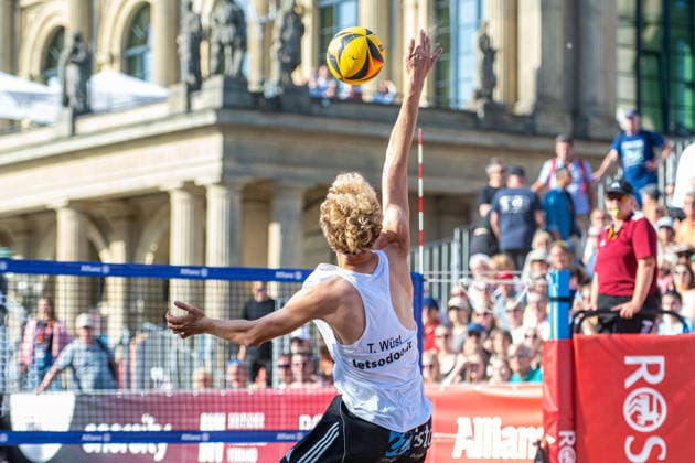 Eintracht Spontent (schwarz) gegen Hauptstadt Beacher (weiß) - Halbfinale Männer - Beach volleyball, Beachvolleyball - Die Finals 2026 (24.07.2026, Opernplatz (Hannover, GER), *** Eintracht Spontent (black) vs. Hauptstadt Beacher (white) Men s Beach Volleyball Semifinal, The Finals 2026, July 24, 2026, Opernplatz, Hanover, GER, Copyright: xJanxGuentherx