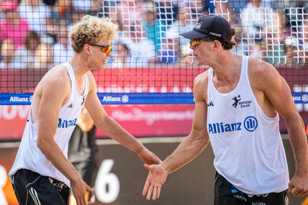 Eintracht Spontent (schwarz) gegen Hauptstadt Beacher (weiß) - Halbfinale Männer - Beach volleyball, Beachvolleyball - Die Finals 2026 (24.07.2026, Opernplatz (Hannover, GER), *** Eintracht Spontent (black) vs. Hauptstadt Beacher (white) Men s Beach Volleyball Semifinal, The Finals 2026, July 24, 2026, Opernplatz, Hanover, GER, Copyright: xJanxGuentherx
