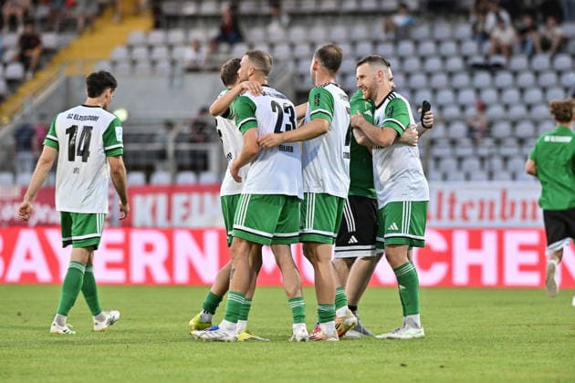 Regionalliga Bayern; FC Bayern München II - SC Eltersdorf; 24.07.2026 MUNICH, GERMANY - 24. JULY: die Gäste feiern nach Schlusspfiff den Auswärtssieg in München nach dem Match der Regionalliga Bayern zwischen den Amateuren des FC Bayern München und dem SC Eltersdorf am 1. Spieltag im Grünwalder Stadion *** Bavarian Regional League: FC Bayern Munich II vs. SC Eltersdorf, July 24, 2026, MUNICH, GERMANY July 24: The visitors celebrate their away victory in Munich after the final whistle following the Bavarian Regional League match between FC Bayern Munich’s amateur team and SC Eltersdorf on Matchday 1 at Grünwalder Stadium Copyright: xBEAUTIFULxSPORTS Goldbergx