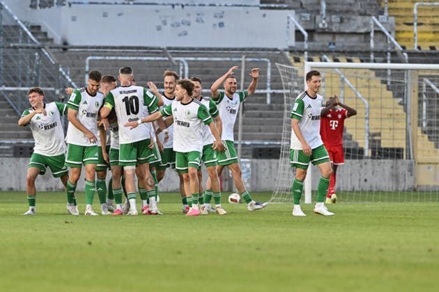 Regionalliga Bayern; FC Bayern München II - SC Eltersdorf; 24.07.2026 MUNICH, GERMANY - 24. JULY: Jubel der Gäste nach dem Treffer zum 0-1 durch Leo SOMMER (SC Eltersdorf 8) Tor Torschuetze Freude Happy während dem Match der Regionalliga Bayern zwischen den Amateuren des FC Bayern München und dem SC Eltersdorf am 1. Spieltag im Grünwalder Stadion *** Bavarian Regional League: FC Bayern Munich II vs. SC Eltersdorf, July 24, 2026, MUNICH, GERMANY July 24 The visiting fans celebrate after Leo SOMMER scores the 0–1 goal SC Eltersdorf 8 Goal Scorer Joy Happy during the Bavarian Regional League match between FC Bayern Munich’s amateurs and SC Eltersdorf on Matchday 1 at the GrünwalStadium Copyright: xBEAUTIFULxSPORTS Goldbergx